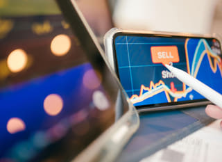 Trader de múltiples mercados que estudia opciones de Bitcoin, Ethereum y forex